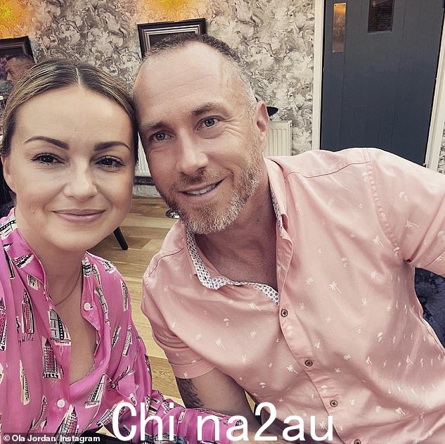 开诚布公:谈到她的体重增加如何影响他们的爱情生活,James 承认与妻子发生性关系“绝对不会对妈妈和爸爸的身体更好”