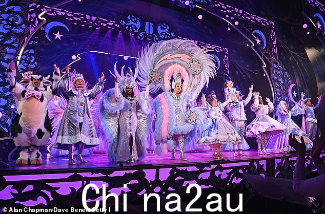 乐趣:Nigel 已经做了 17 年的哑剧,今年又回到了伦敦钯剧院,与 Dawn French、Alexandra Burke 和 Julian Clary 一起出演 Jack and the Beanstalk
