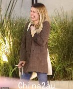 艾玛·罗伯茨 (Emma Roberts) 在西好莱坞的 Madeo 餐厅与朋友共进晚餐时保持休闲