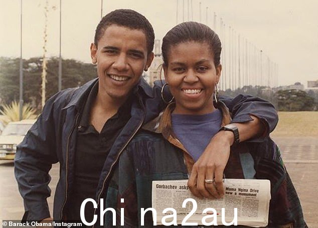 Michelle 和 Barack 于 1989 年首次相遇,当时他们都在芝加哥的一家律师事务所工作。这位未来的总统几乎立刻就迷上了米歇尔,但她对此不感兴趣