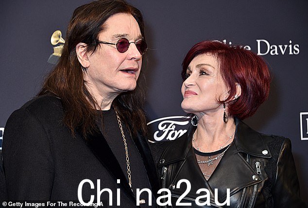 整个夏天:他 70 岁的妻子莎伦·奥斯本 (Sharon Osbourne) 在英国的 TalkTV 节目中说,大手术将‘确定’在他的余生中。'” class=