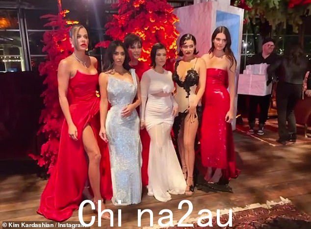 证据!Kim Kardashian 巧妙地证明了她所有的在被指控对她的原始照片进行 Photoshop 处理后,姐妹们和妈妈确实一起拍了一张圣诞照