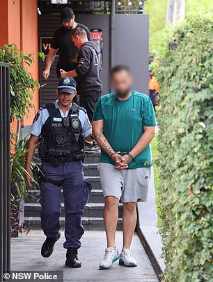 警方逮捕了所谓的悉尼毒品头目星期四在 Homebush 的一家酒吧外交易团伙和他所谓的同伙(如图,逮捕)