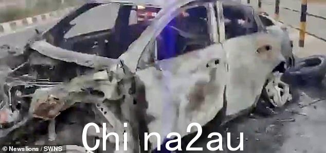 火焰熄灭后,可以看到被撞车辆的残骸躺在路上