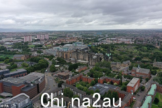 英格兰西南部的增长放缓最为明显,但在苏格兰和其他地方也迅速下降。图为:格拉斯哥鸟瞰图,苏格兰平均房价在去年上涨超过 23,000 英镑