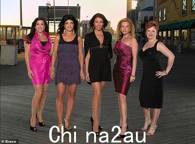OG:据报道,Teresa 在 2009 年的 RHONJ 第一季中获得了 8 万美元的报酬,而且由于与 Jacqueline Laurita(左)的长期友谊,她更容易被选中, Caroline Manzo (R), and Dina Manzo (2-R)