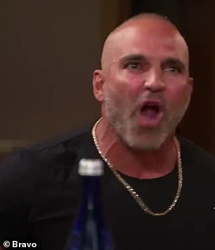 RHONJ 第 13 季的预告片于 2 月 7 日在 Bravo 首播,Giudice 43 岁的弟弟(如图)和她即将成为第二任丈夫的 Luis 之间爆发了一场爆炸性的争斗。 Louie' Ruelas