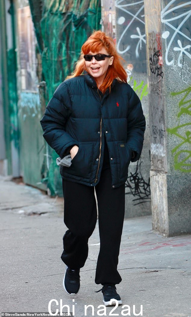 发光:43 岁的 Natasha Lyonne 周四在纽约市外出时闪过她富有感染力的笑容