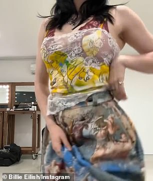 她还穿着栗色蕾丝文胸和带图案的裙子