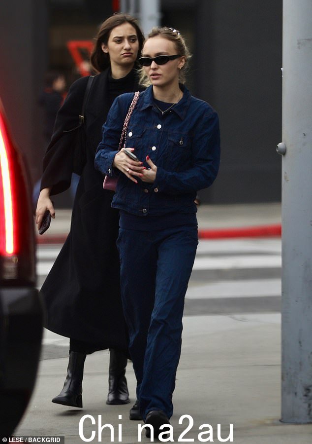 外出走动:Lily-Rose Depp 周四在洛杉矶和朋友们度过了轻松的一天,她继续享受她的圣诞假期