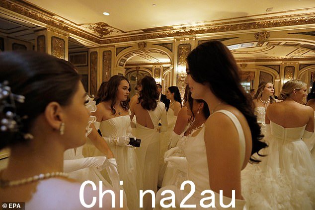 兴奋:这个活动被描述为一个令人兴奋的社交环境,来自世界各地的年轻男女在这里相遇