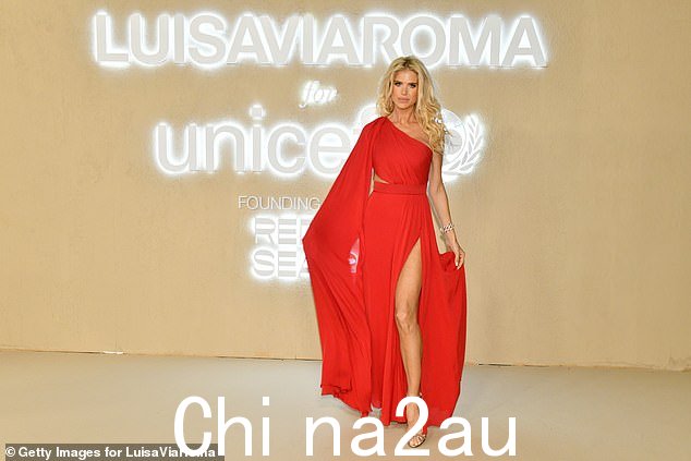 魅力:维多利亚·西尔夫斯泰特 (Victoria Silvstedt) 周四在圣巴特 (St. Barts) 联合国儿童基金会冬季联欢晚会上身穿大胆的红色礼服,确保所有人的目光都集中在她身上