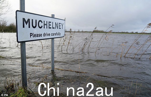 水淹没了 Muchelney 附近的田野,使道路看不见