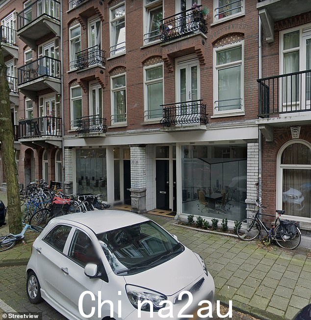 在英国销售的 Prime 瓶装地址显示这座不起眼的阿姆斯特丹建筑