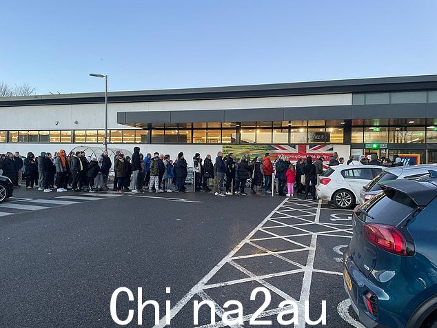 从早上 6 点开始就排起了长队,因为成年人和他们的孩子排着队去买一些