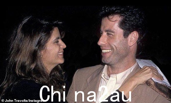 Travolta 分享了一张他和 Alley 的复古照片,Alley 是山达基教的成员