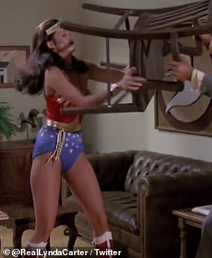 看起来很眼熟?Lynda Carter 这么认为!这位在 1975 年饰演神奇女侠的女演员开玩笑说,在一名员工的视频在网上疯传后,她“在 Waffle House 接受了这个角色的培训”像超级英雄一样偏转金属椅子