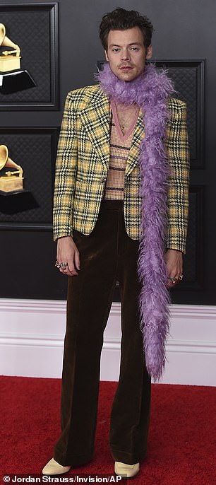Harry Styles 在 2021 年 3 月 14 日举行的第 63 届格莱美颁奖典礼上在新闻发布室摆姿势