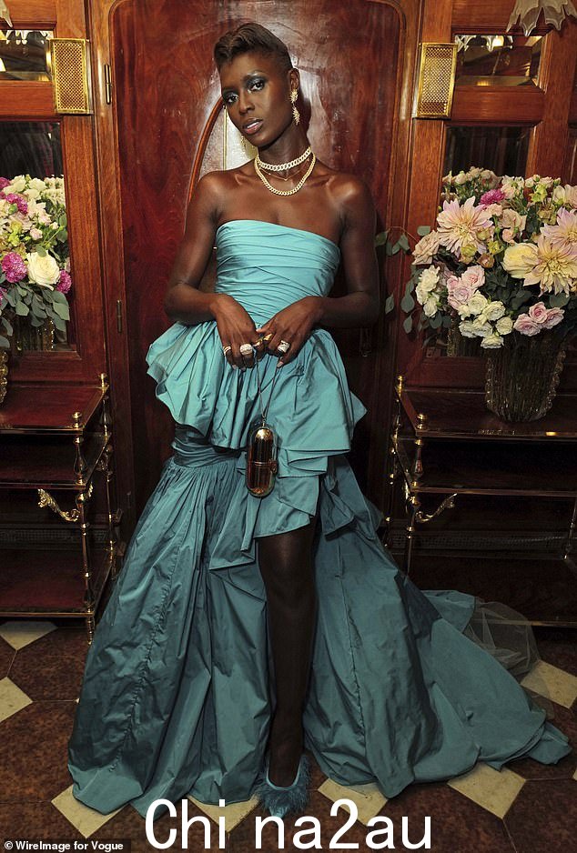 Jodie Turner-Smith 身着 Elie Saab 高级定制连衣裙出席了威尼斯电影节的 Vogue Darlings 派对,该连衣裙以绿色荷叶边和大胆的大腿高开叉为特色