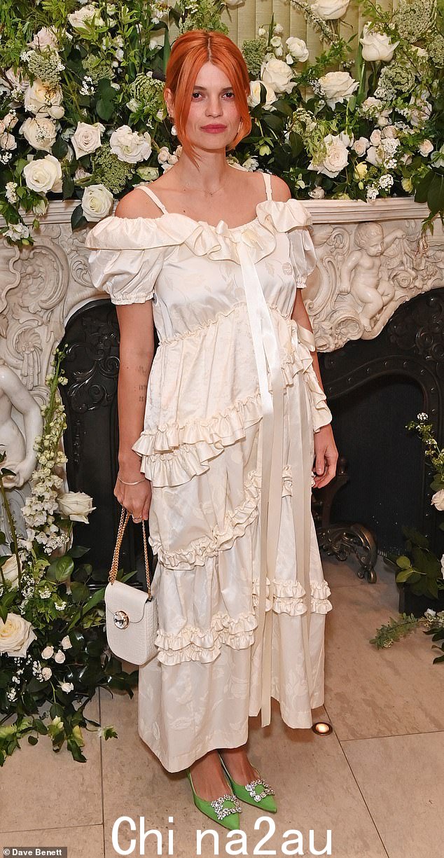 时尚:Pixie Geldof 在伦敦参加 Tiffany & Co. Fashion and Film 时装秀时,穿着荷叶边 Simone Rocha 连衣裙,搭配醒目的绿色高跟鞋,剪裁出时尚身材Annabel's 的派对