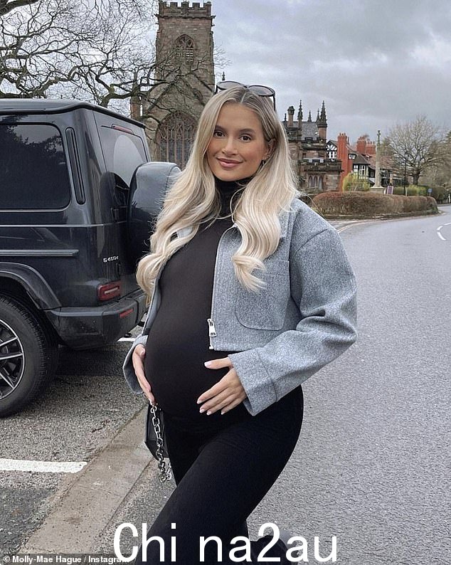 兴奋:她还在 Instagram 上分享了她的婴儿隆起的照片,因为她开玩笑说“时间不长”,直到她将迎来她与 Tommy Fury 的第一个孩子