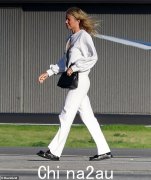 格温妮丝·帕特洛 (Gwyneth Paltrow) 在结束巴巴多斯家庭旅行后抵达洛杉矶时穿着 Goop 运动衫