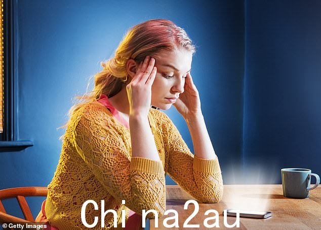 焦虑的人练习过在脑海中制作让他们害怕的图片和声音。他们一遍又一遍地这样做,因此在他们的大脑中建立了神经网络,这意味着他们可以做得很好,他们已经让焦虑成为一种习惯