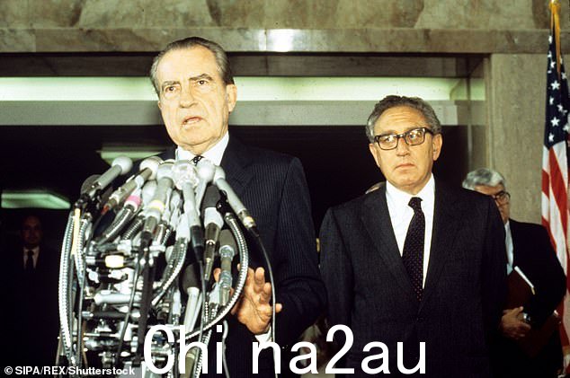 理查德尼克松总统和他的国家安全顾问亨利基辛格采取'缓和'政策 - 不是因为他们对苏联有任何幻想,而是为了给西方争取一些时间恢复