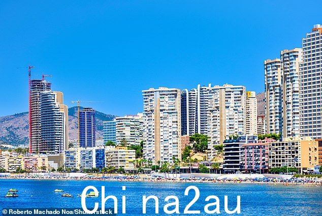 这位度假者告诉警方,她在事发后被迫发生性关系当她穿着更糟的衣服回来时,保安提出陪她去她的房间(文件图片)