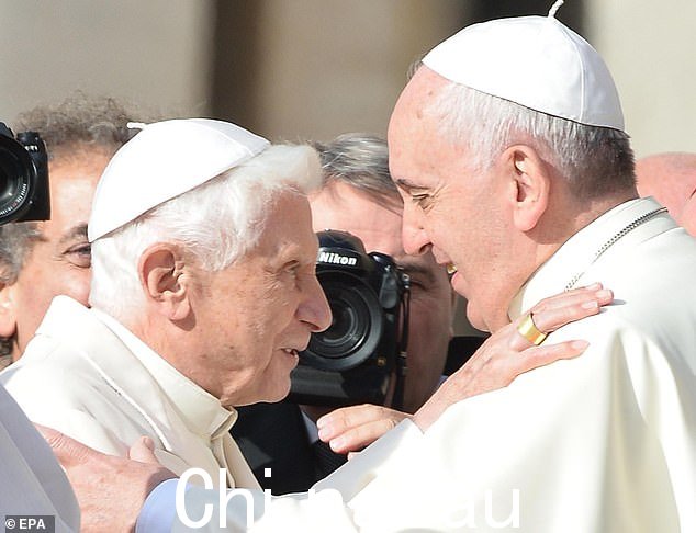 Pope Francis (R) gr 2014 年 9 月 28 日,在梵蒂冈城圣伯多禄广场为长者主持圣弥撒前,教皇本笃十六世 (左) 出席