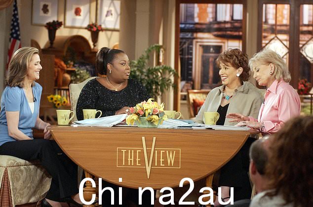 2003 年 6 月 5 日,联合主持人,从左起,Meredith Vieira、Star Jones、Joy Behar 和 Barbara Walters 坐在纽约的 'The View' 片场