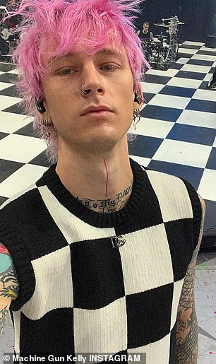喂食狂潮:32 岁的 MGK 只是众多响应 Fox 公告的人之一