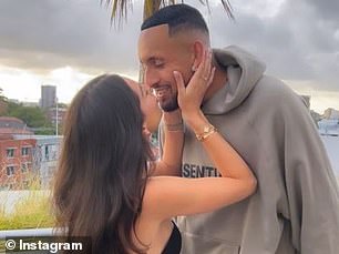 Kyrgios 也加入了家庭照片,在新年时穿着连帽衫和短裤与 Hatzi 一起展示了可爱的展示
