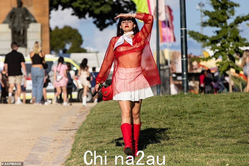 盛装打扮的顾客在烟花开始前早早到达以确保最佳位置