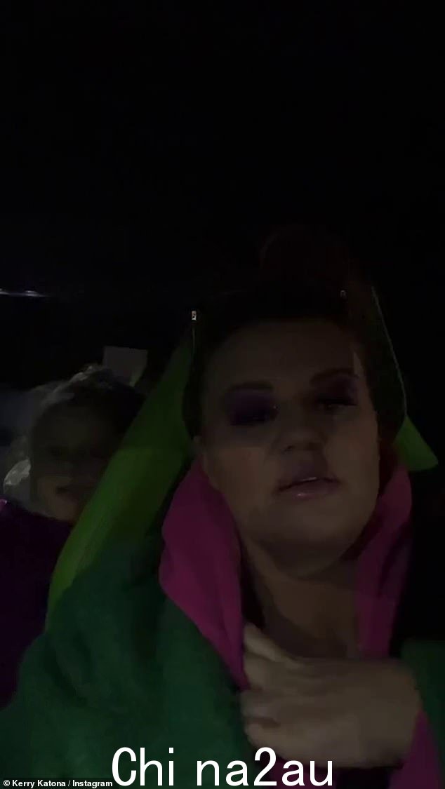 糟糕:这位五个孩子的母亲说她的脖子肿胀,喉咙痛,她说:'我感觉很糟糕,我想哭。