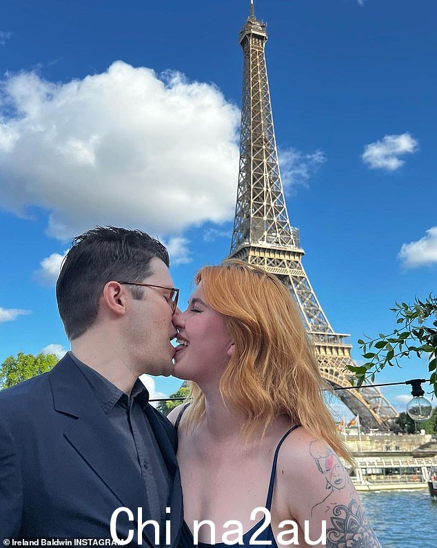 La ville de l'amour:这对夫妇在 6 月份去巴黎度过了一个浪漫的假期,Ireland 在她的社交媒体上记录了这一点,分享了他们亲吻的照片