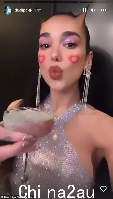 闪闪发光:Dua Lipa 无处不在穿着挂脖银色串珠连衣裙、精致水钻耳环和紫色眼影的派对女郎,喝着鸡尾酒