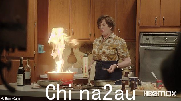 这位明星被邀请扮演 Julia Child,她是美国电视大厨的先驱,她在 1960 年代性别歧视时期将法国烹饪带到美国而名声大噪