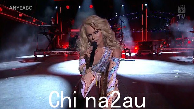 Courtney Act(如图)在 ABC 对悉尼跨年夜烟花的现场报道中以她不修边幅的表演引起了观众的分歧