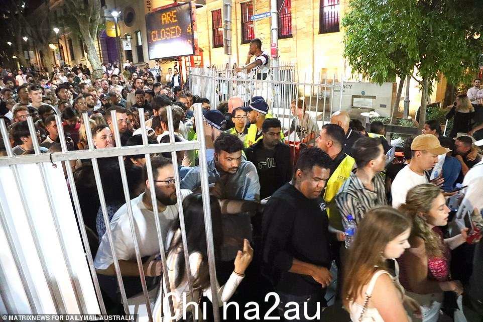 不断膨胀的群众压倒了安全他们穿过路障