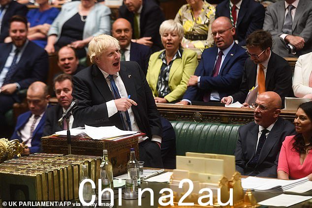 鲍里斯·约翰逊在其上一任首相的下议院提问结束时引用了哪位政治巨人的话?图为:鲍里斯·约翰逊在 2022 年 7 月的最后一次 PMQ 上