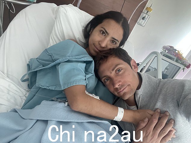 Amor Armitage,与她的丈夫蔡斯在墨西哥的医院合影,右,她与死亡擦肩而过