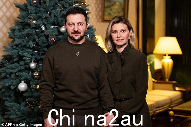 在一篇联合推特帖子中,泽伦斯基和他的妻子奥莱纳特告诉他们的追随者:'想要光明吗?我们每个人都有。今天只有一个愿望。它会实现的不是奇迹,而是我们的工作.战斗。互助。人道。新年快乐!我们胜利的一年。'