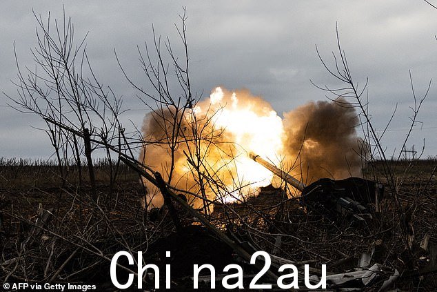 一个炮兵部队的乌克兰军人向俄军阵地开火2022 年 12 月 30 日,乌克兰东部巴赫穆特的郊区