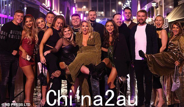 一群狂欢者,微笑着准备庆祝新年