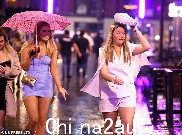 两个女人打扮得令人印象深刻,同时拼命想保持头发干燥