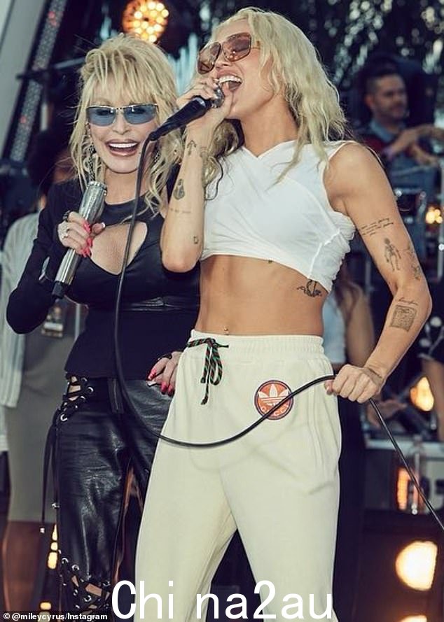发光:如果她这样做了,进入 Dolly 的造型显然不会太过分,正如 Miley 打趣的那样:'我被吸了,我被卷起和拔毛,就像她教我的那样'