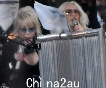 麦莉·赛勒斯 (Miley Cyrus) 看起来像死了的歌手多莉·帕顿 (Dolly Parton) 作为充满活力的二人组排练纽约特别节目