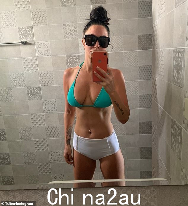 逍遥法外:这是在 Tulisa 周五在另一张 Instagram 照片中穿着同样的泳装露出她健美的肚子之后继续享受阳光普照的假期