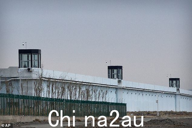 去年4月23日,一个人站在中国西部新疆维吾尔自治区达坂城第三看守所外围的塔楼上